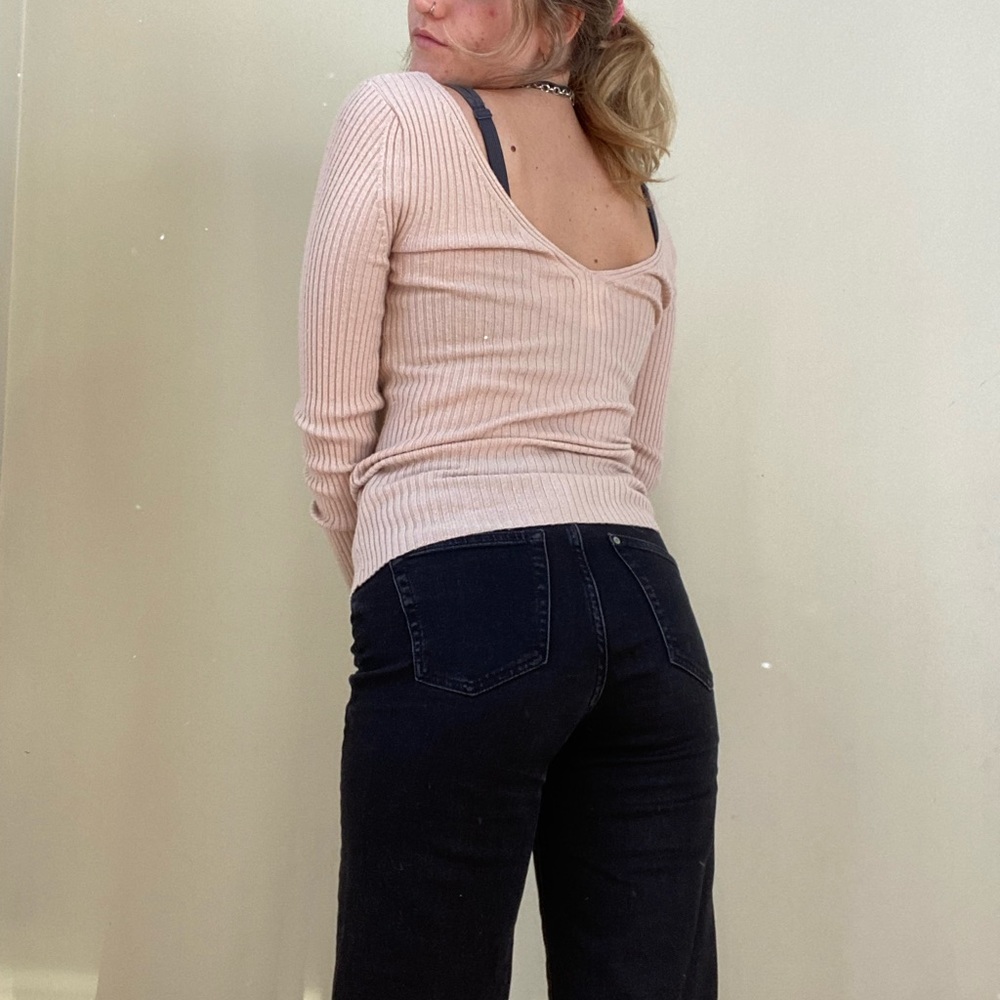 Beautiful, fitted sweater! - Picture 4 of 6
